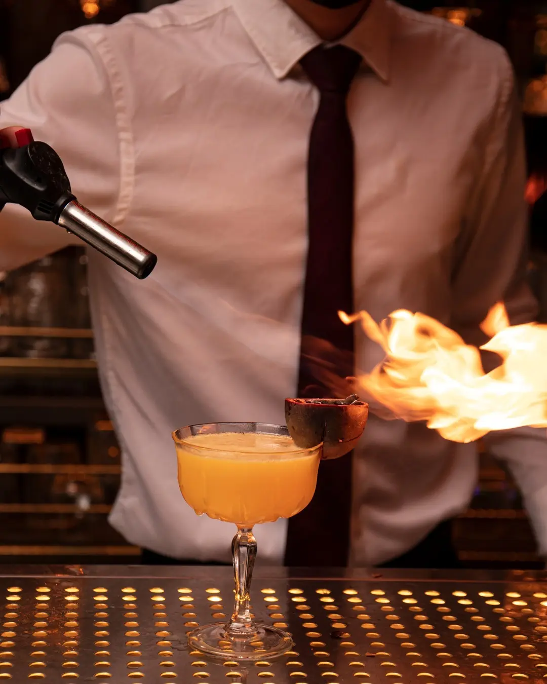 cocteleros de Vivo Tapas preparando un cóctel de autor