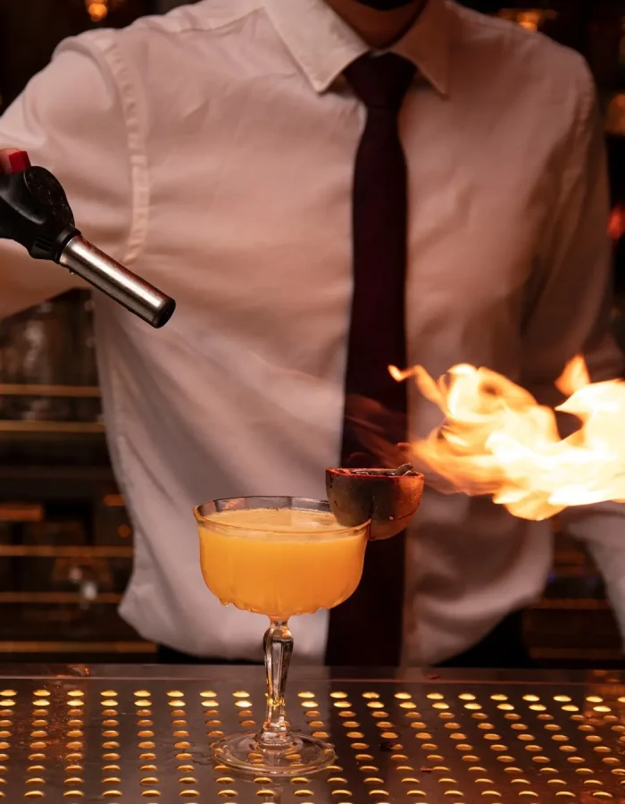 cocteleros de Vivo Tapas preparando un cóctel de autor